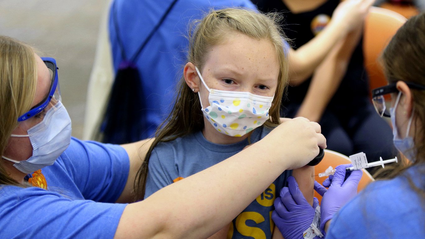 Десятилетняя Марин Аккерман получает первую дозу вакцины Pfizer-Biontech. 3 ноября 2021 г., Коламбус...