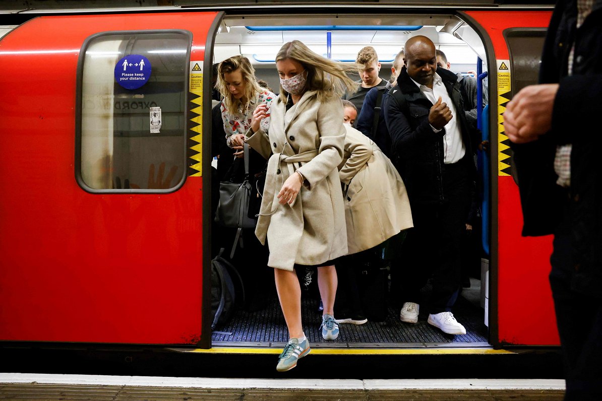 Pasažieri izkāpj no metro vilciena. Londona, 2021. gada 20. oktobris