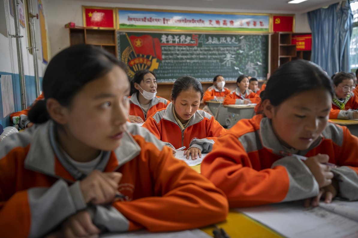 Tibetā skolēni apgūst mandarīnu valodu. Cilvēktiesību aizstāvji raizējas, ka komunistiskais Ķīnas re...