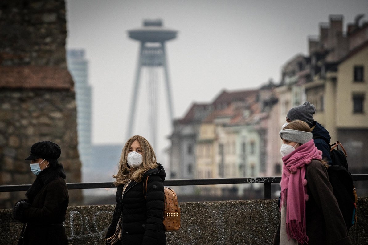 Cilvēki ar sejas maskām Bratislavā, Slovākijā.