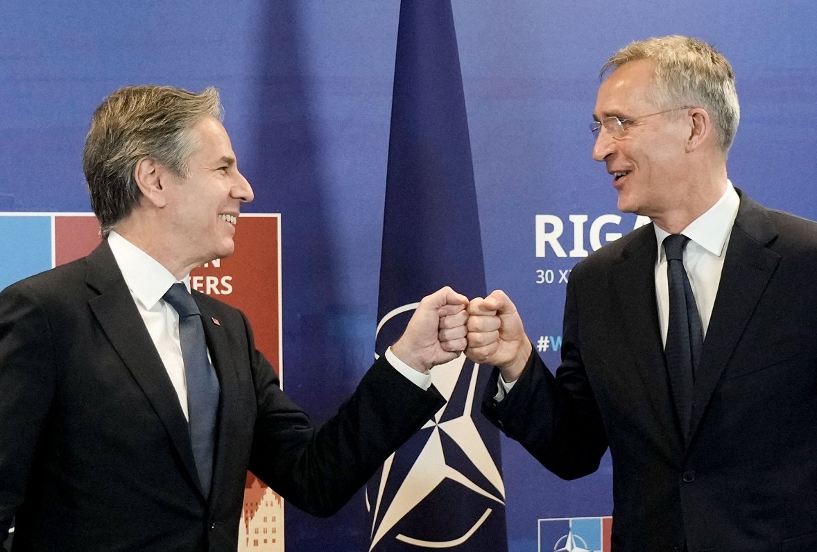 NATO ģenerālsekretārs Jenss Stoltenbergs (no labās) sasveicinās ar ASV valsts sekretāru Entoniju Bli...