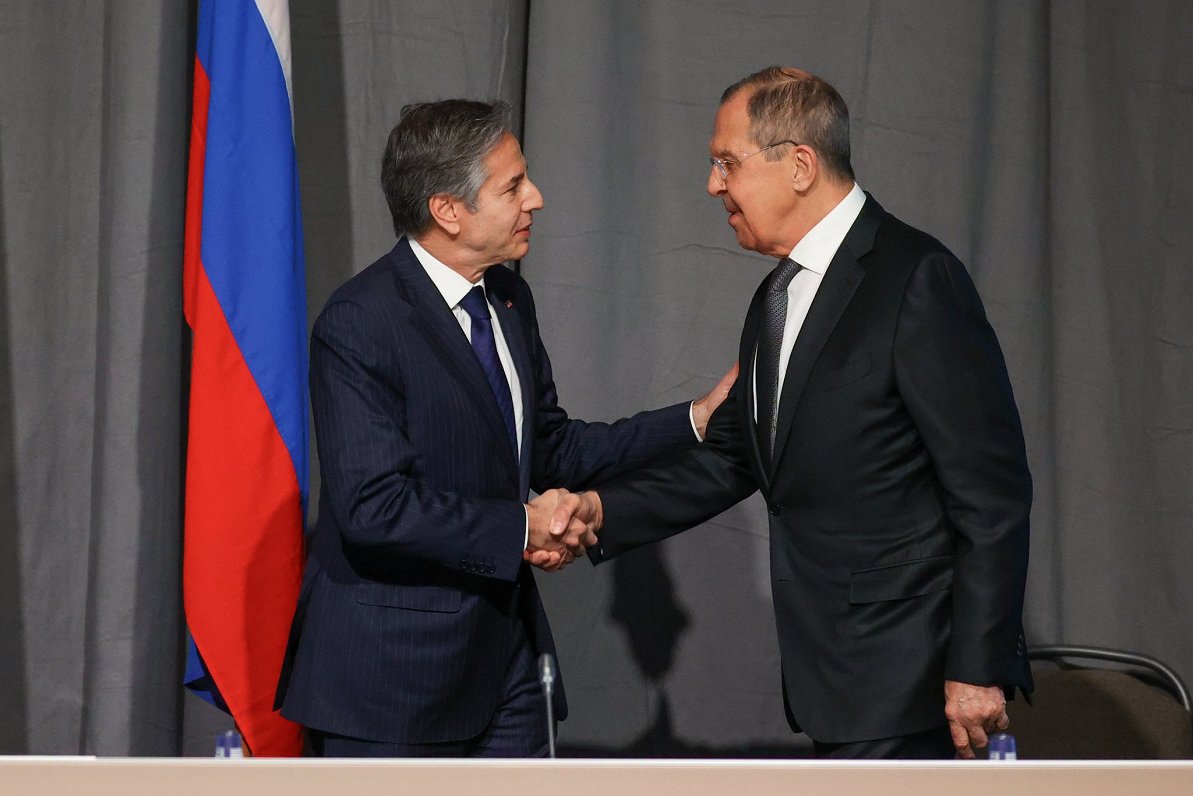 ASV valsts sekretārs Entonijs Blinkens (no kreisās) un Krievijas ārlietu ministrs Sergejs Lavrovs