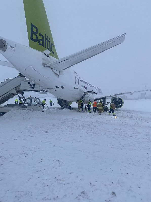 Plane slides off taxiway at Rīga airport