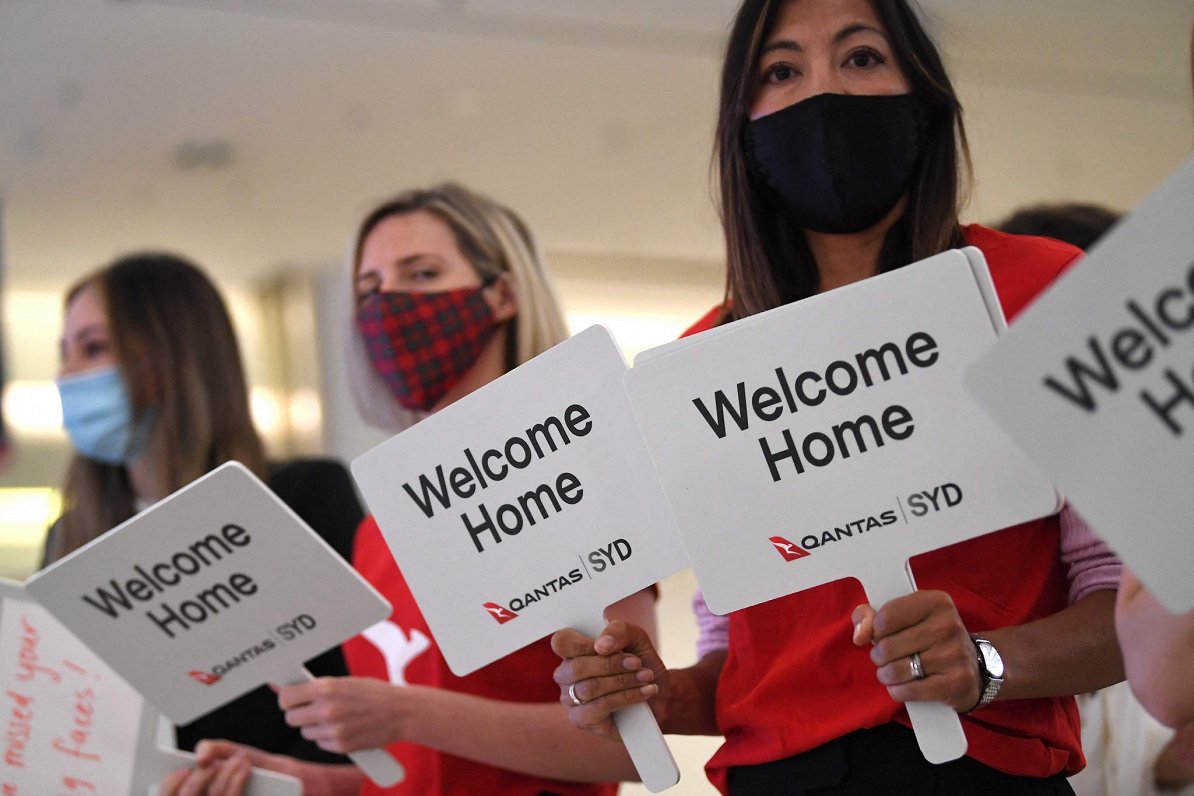 Sidnejas lidostā lidsabiedrības &quot;Qantas&quot; darbinieki sagaida pasažierus no Losandželosas