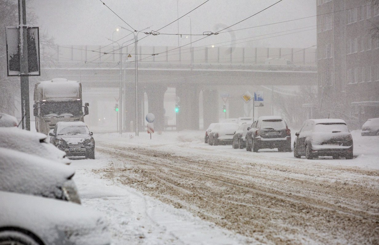 Sniegotajā nedēļas nogalē notikuši vairāk nekā 400 ceļu satiksmes negadījumi