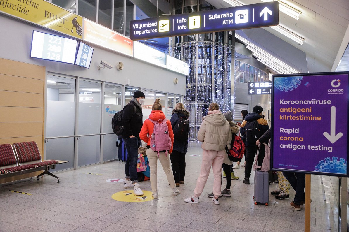 Pasažieri gaida rindā uz Covid-19 testa nodošanu Tallinas lidostā
