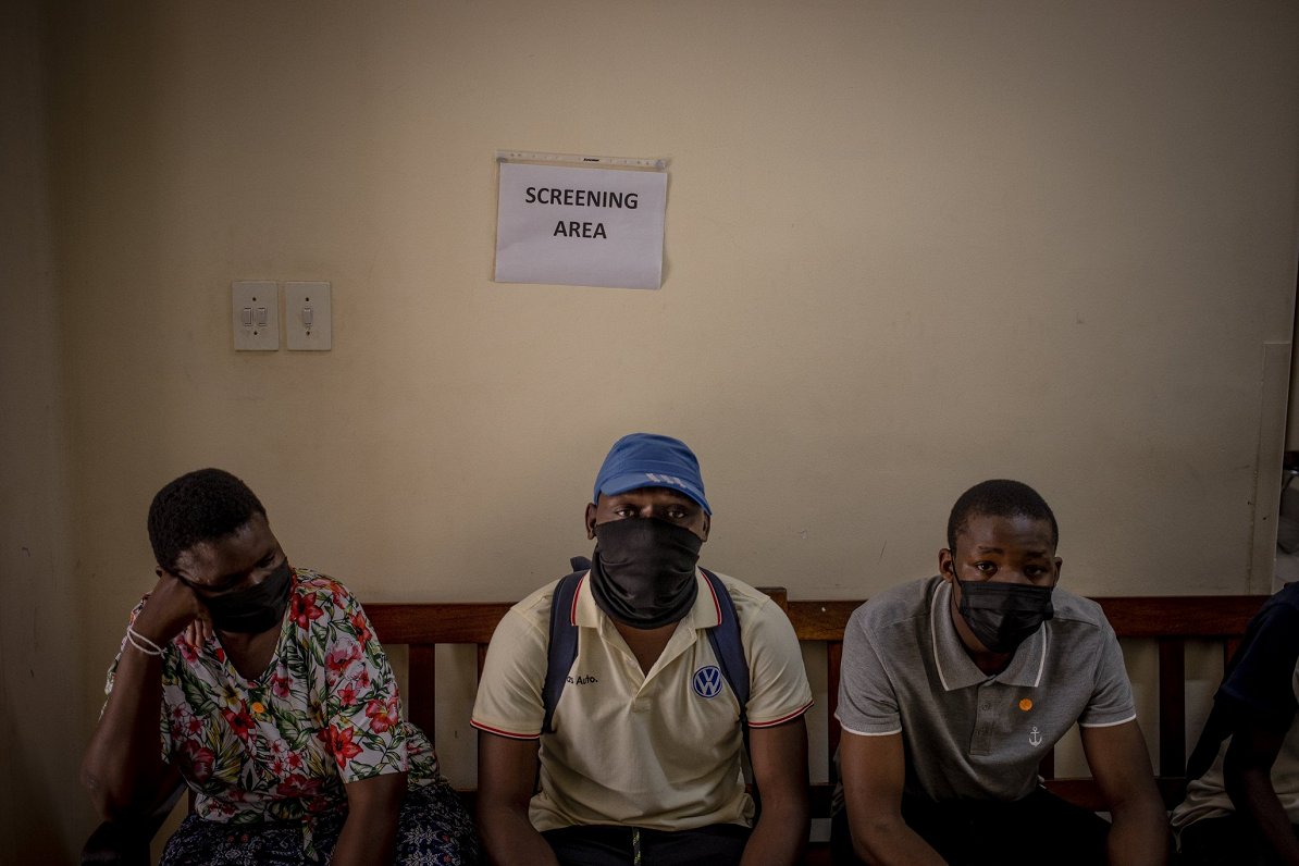 Dienvidāfrikā iedzīvotāji gaida rindā uz vakcināciju pret Covid-19