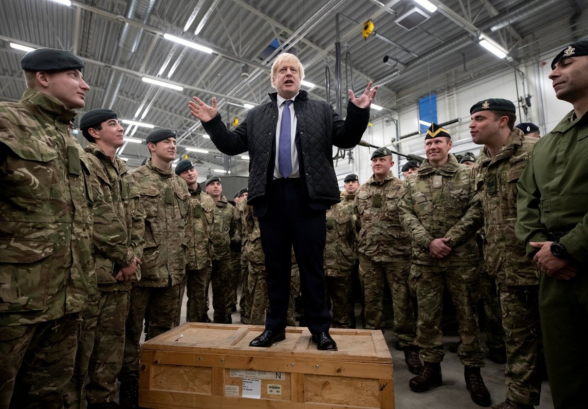 Lielbritānijas premjers Boriss Džonsons vizītē pie britu karavīriem Igaunijā, 2019. gadā