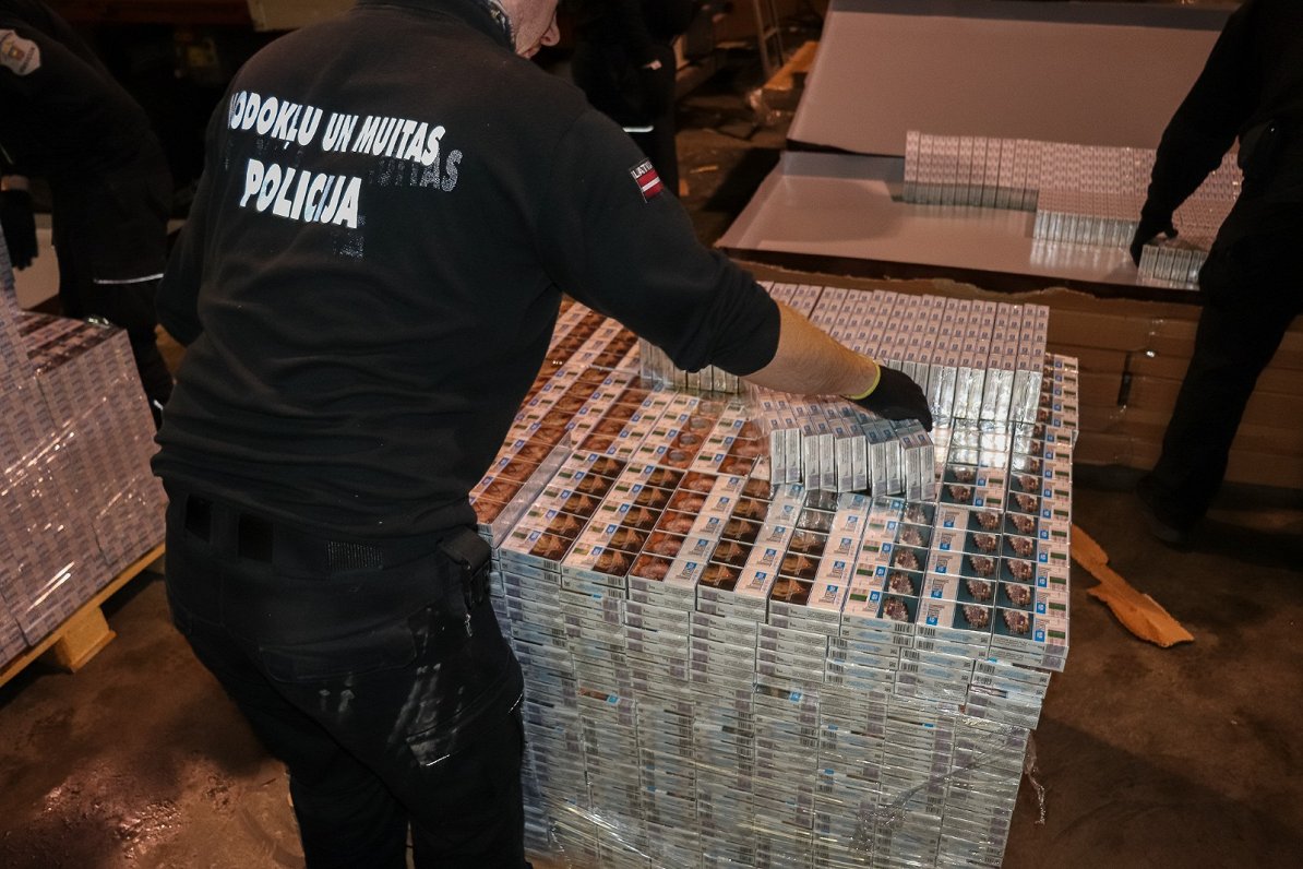 Kontrabandas cigarešu kravas aizturēšana uz Latvijas-Baltkrievijas robežas.