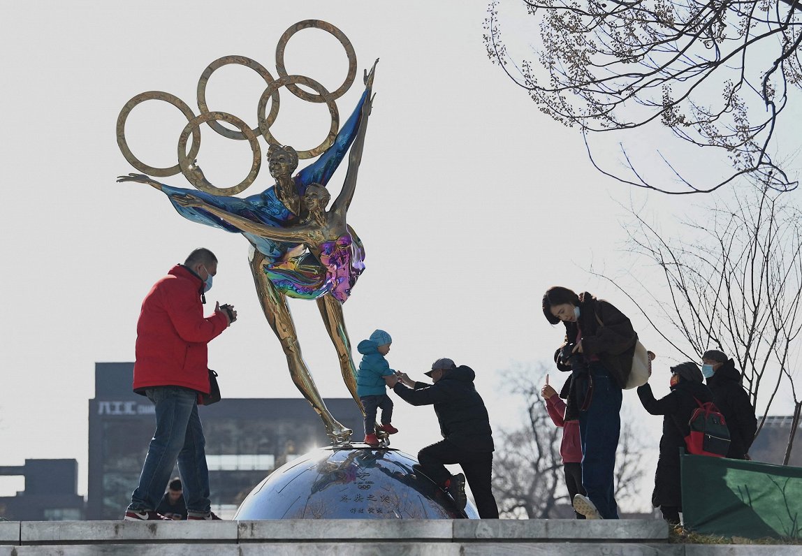 Olimpisko spēļu tematikai veltīta skulptūra Pekinā