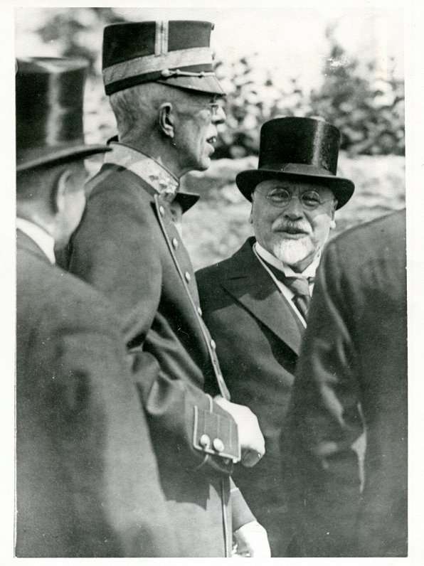 Valsts prezidents Gustavs Zemgals kopā ar Zviedrijas karali Gustavu V valsts vizītes laikā Zviedrijā...