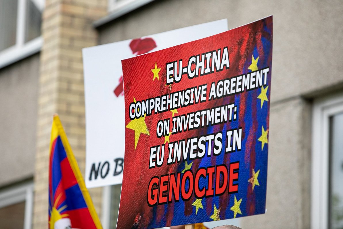 Protesta akcija pie Ķīnas vēstniecības Viļņā, nosodot Ķīnas īstenoto politiku pret mazākumtautībām