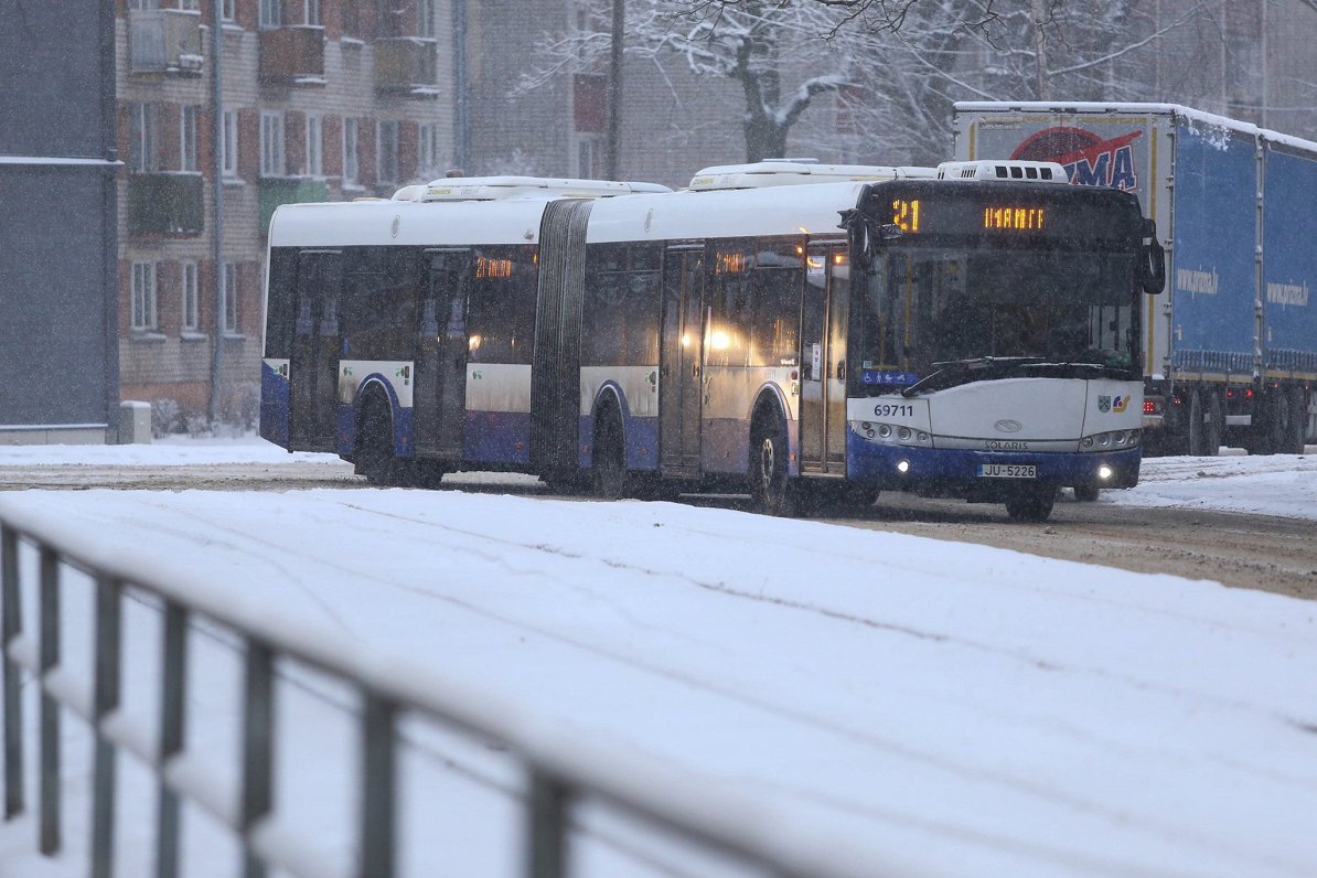 Pasažieru autobuss Āgenskalnā sniegputeņa laikā.