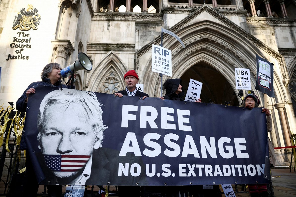 Londonā aktīvisti pieprasa nepieļaut Džuliena Asanža izdošanu ASV
