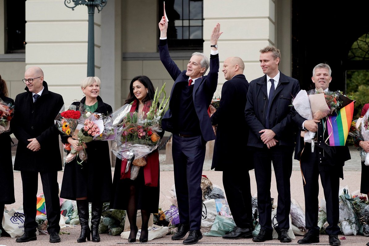Norvēģijas jaunā valdība ar premjeru Jūnasu Gāru Stēri (vidū)