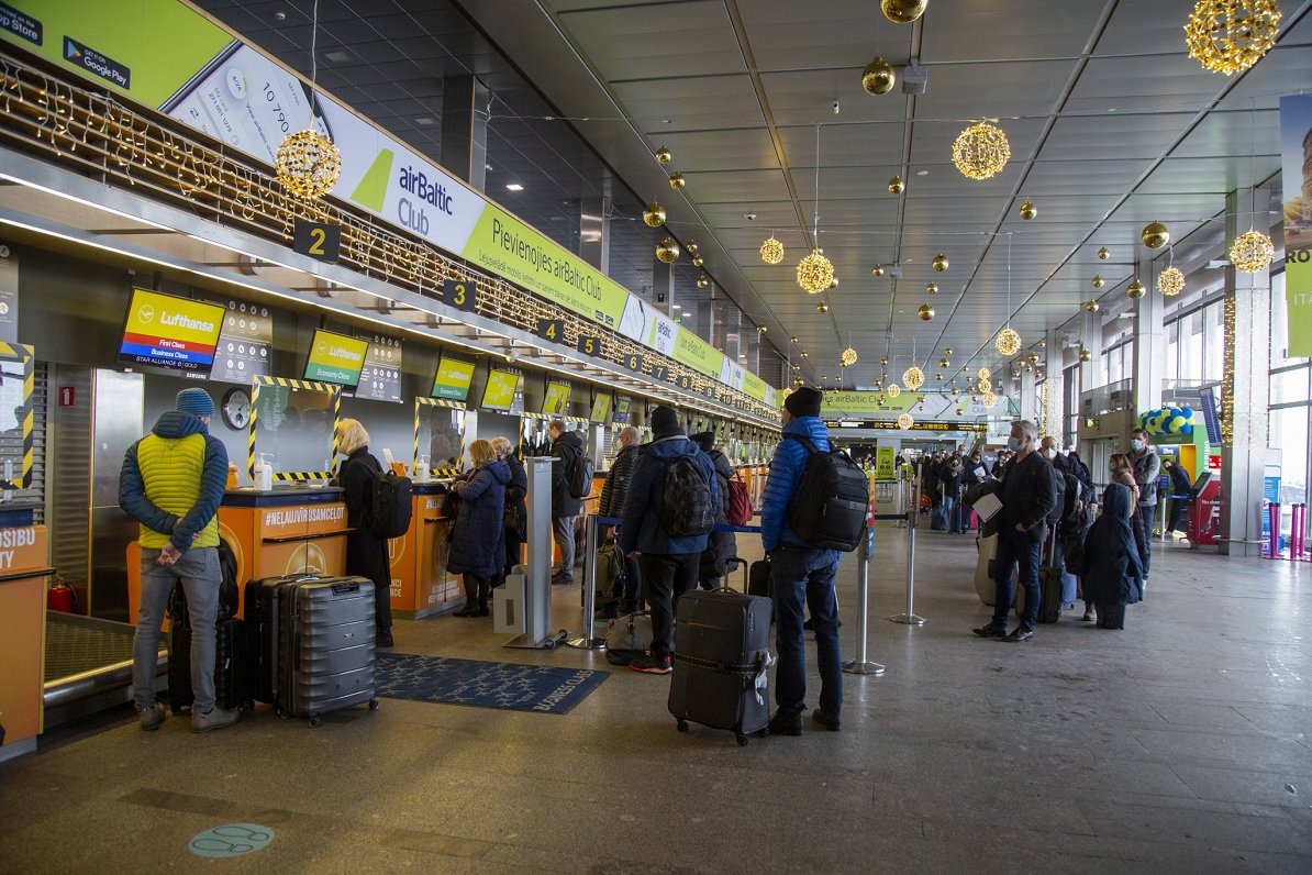 Cilvēku rindas Starptautiskās lidostas &quot;Rīga&quot; pasažieru terminālī.