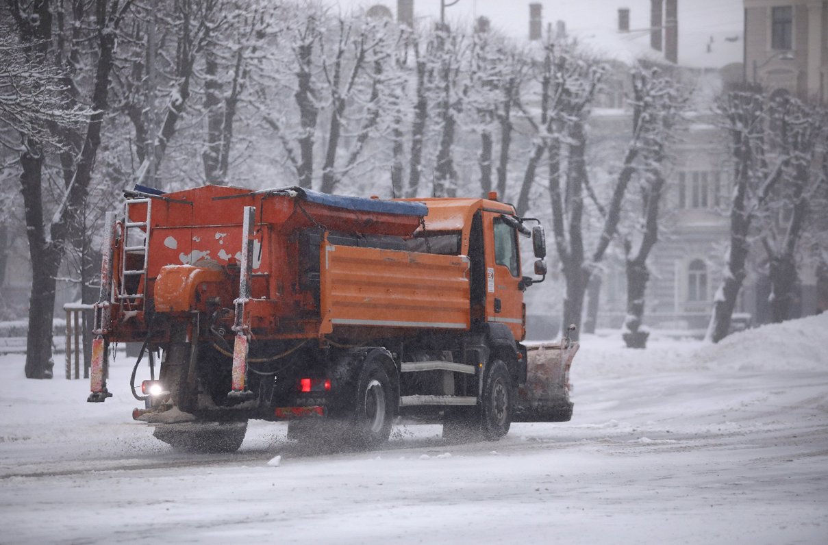 Sniega tīrīšanas darbi Rīgā.