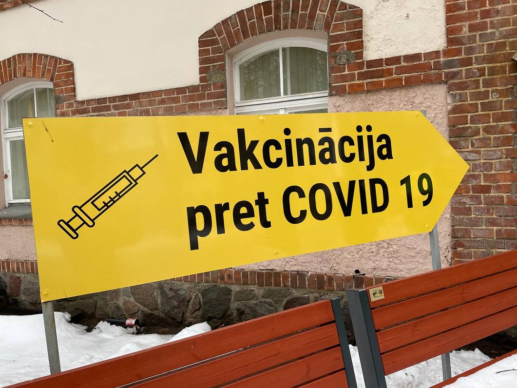 Zīme, kas norāda uz vakcinācijas punktu pret Covid-19.