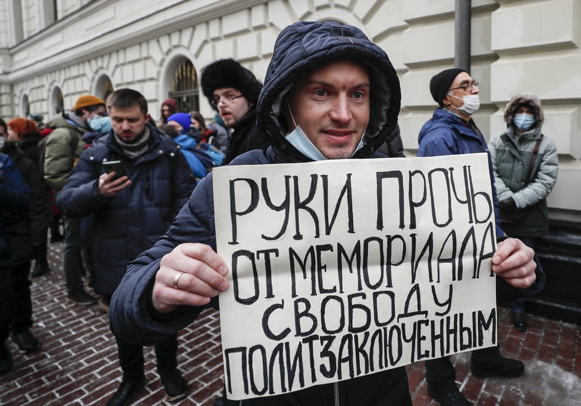 Krievijā protesti pret cilvēktiesību aizstāvju organizācijas &quot;Memoriāls&quot; likvidēšanu