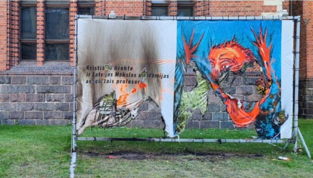 Pie Latvijas Mākslas akadēmijas sabojātais Brektes atbalsta plakāts.
