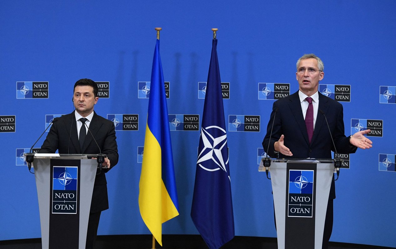 Ukrainas prezidents Volodimirs Zelenskis un NATO ģenerālsekretārs Jenss Stoltenbergs. 2021. gada 16....