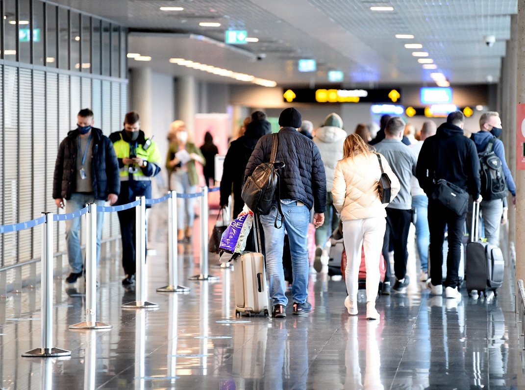 Pasažieri ielidošanas terminālī starptautiskajā lidostā &quot;Rīga&quot;.