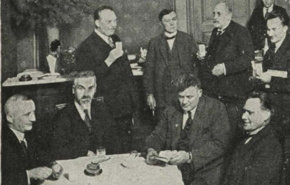 За столиком М.Нурок (второй слева) , справа от него — К.Улманис. Снимок из журнала Atpūta, март 1926...