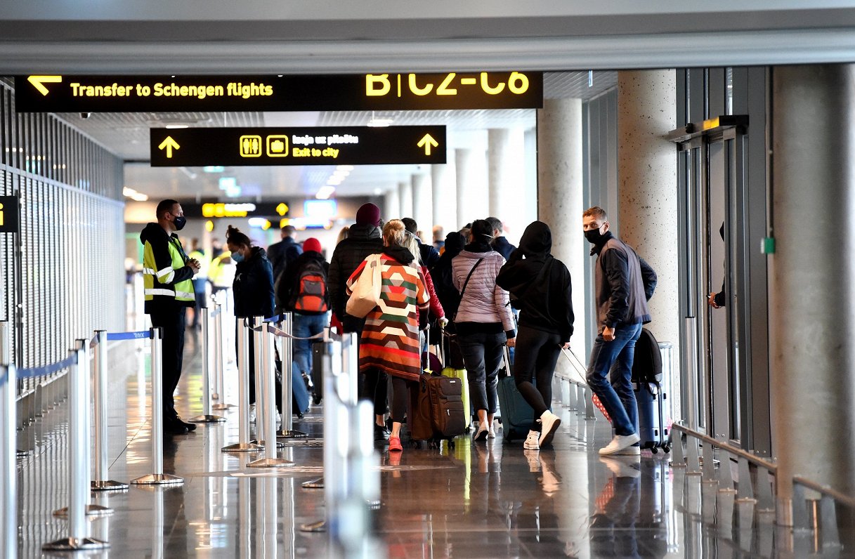 Pasažieri ielidošanas terminālī starptautiskajā lidostā &quot;Rīga&quot;.