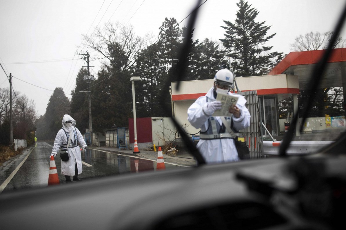 Kontroles posteņi uz ceļa Japānā pēc Fukušimas atomelektrostacijas avārijas.