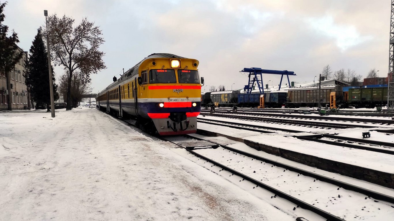 Дизельный поезд на станции Резекне-2, декабрь 2021