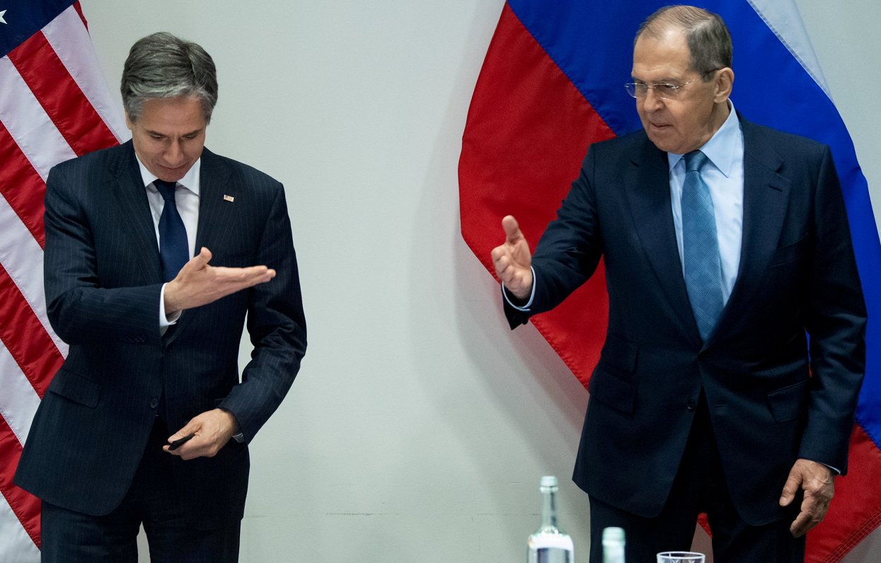 Krievijas ārlietu ministrs Sergejs Lavrovs (no labās) tikšanās laikā ar ASV valsts sekretāru Entonij...
