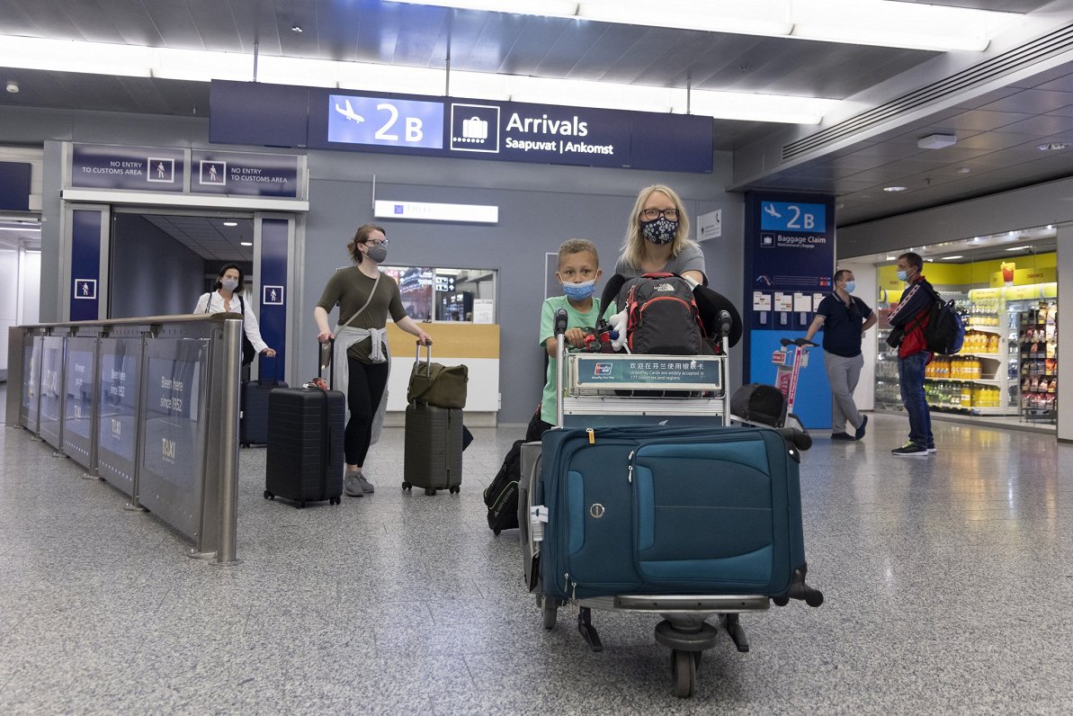 Pasažieri ierodas Helsinku lidostā. Attēls ilustratīvs.