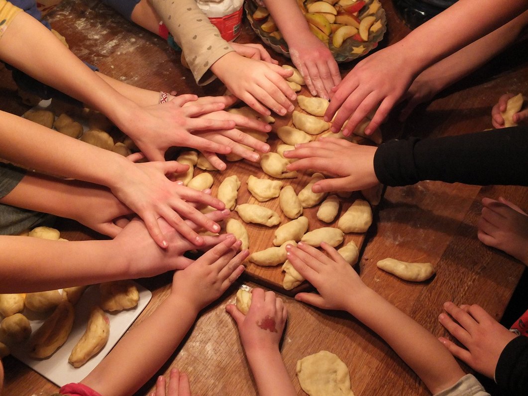 Aigas ģimenes čaklās rokas neiztrūkstošajā Ziemassvētku nodarbē – kopīgā pīrāgu gatavošanā.