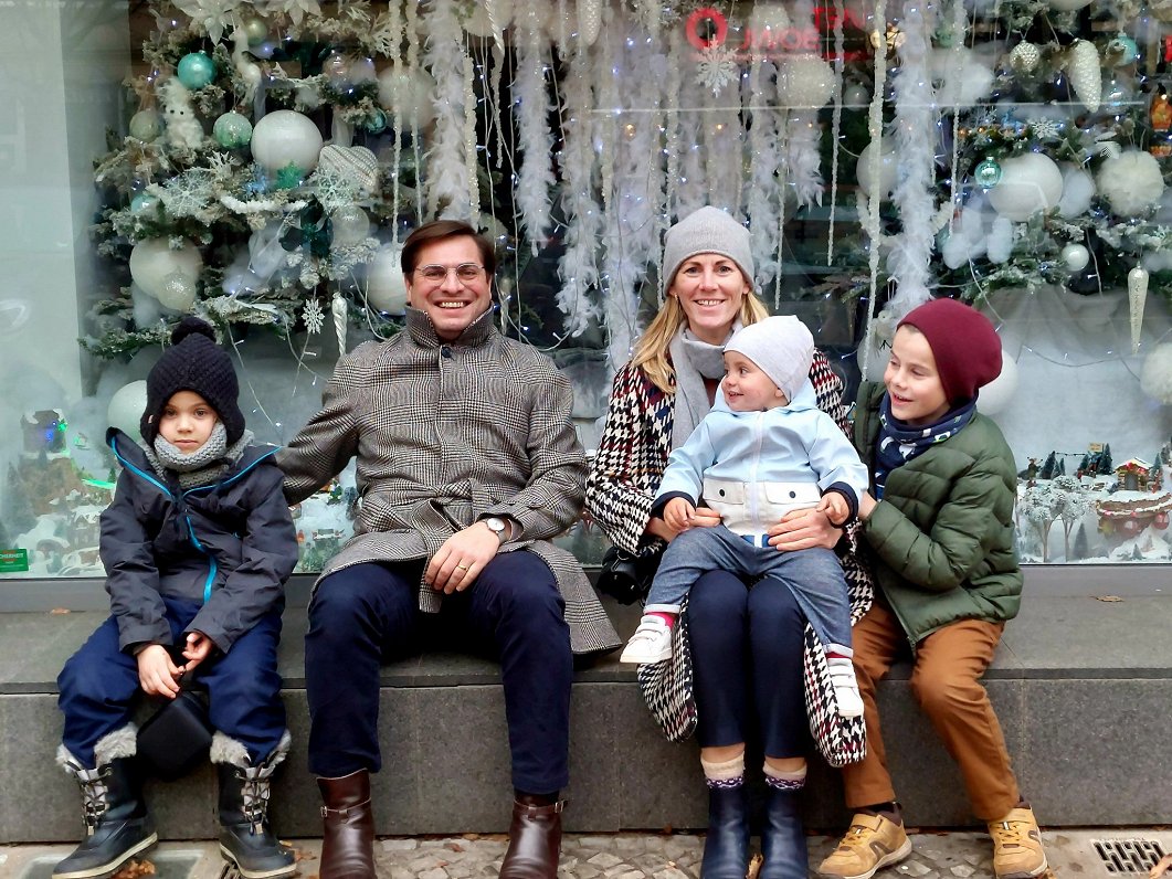 Elīna Pinto ar vīru un bērniem Ziemassvētku laikā.