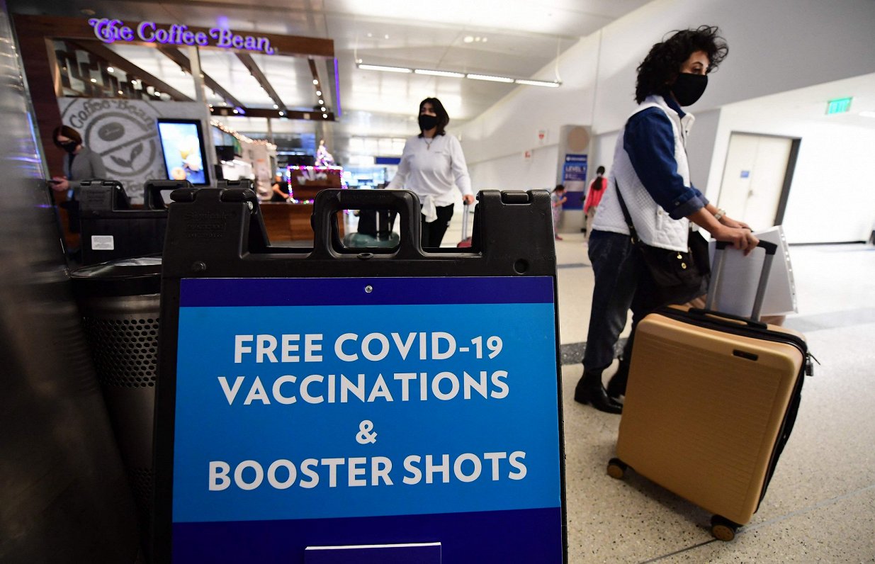 Losandželosas lidostā aicinājums saņemt Covid-19 vakcīnu vai vakcīnas balstdevu