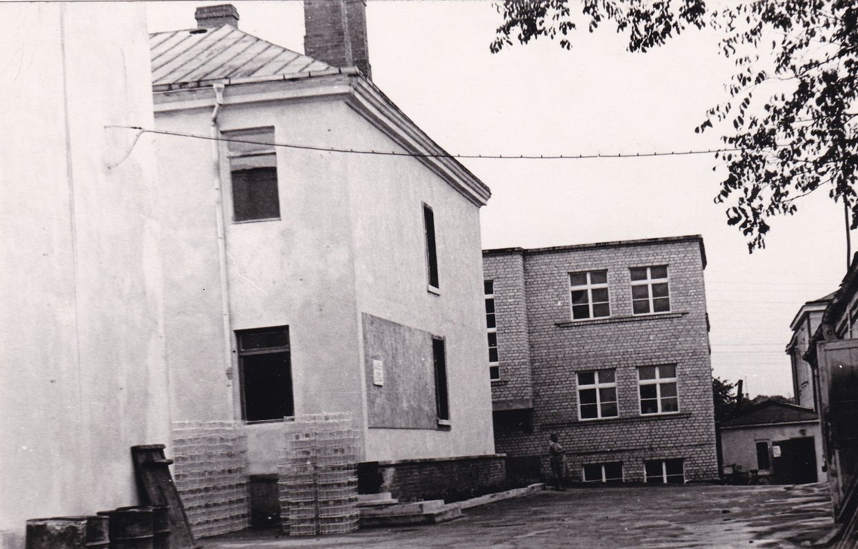 Piemiņas plāksne pie bijušā Rēzeknes cietuma sienas, 1965. gads