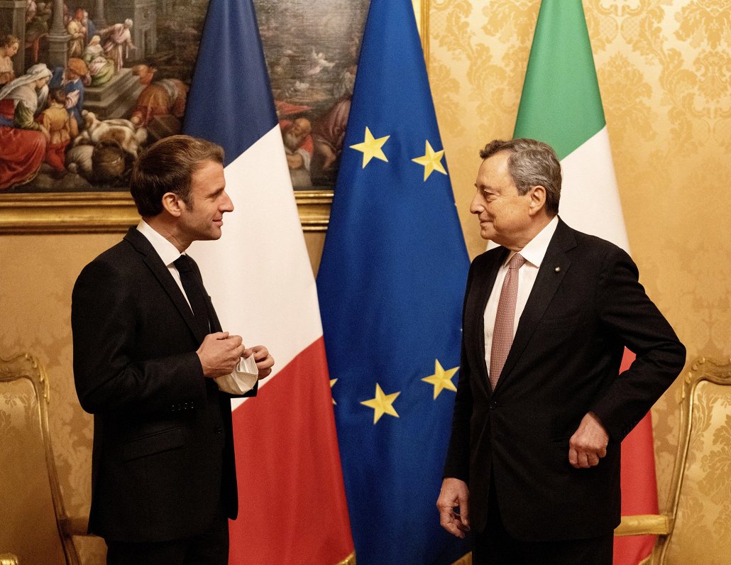 Francijas prezidents Emanuels Makrons (no kreisās) un Itālijas premjers Mario Dragi
