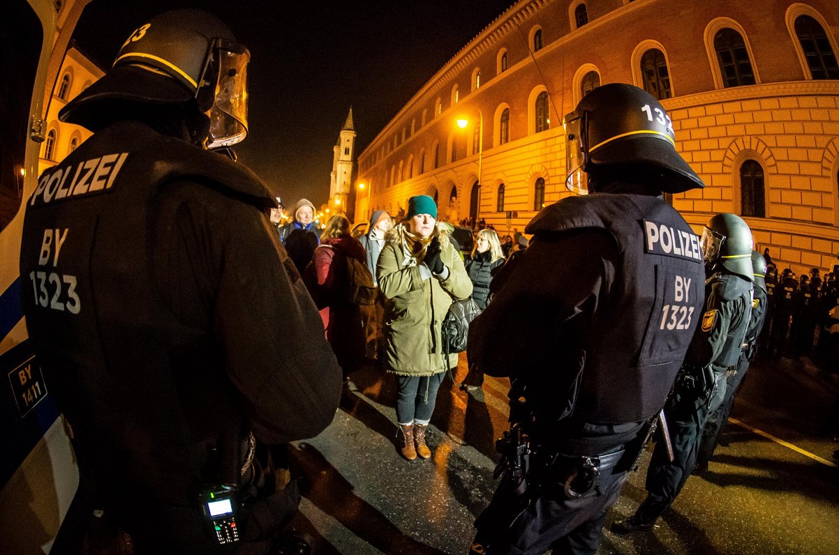 Minhenes policisti uzrauga protesta akcijas dalībniekus