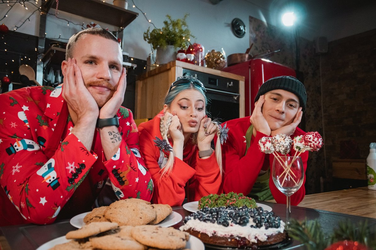 Ziemassvētku saldumu izlase – kūkas uz kociņa, bezglutēna cepumi, brokastu pārslu eglītes un šokolādes kūka