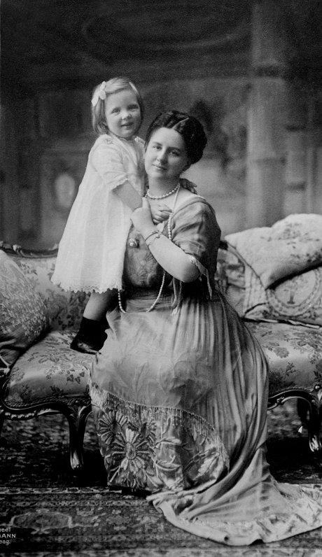 Nīderlandes karaliene Vilhelmīne ar meitu 1914. gadā