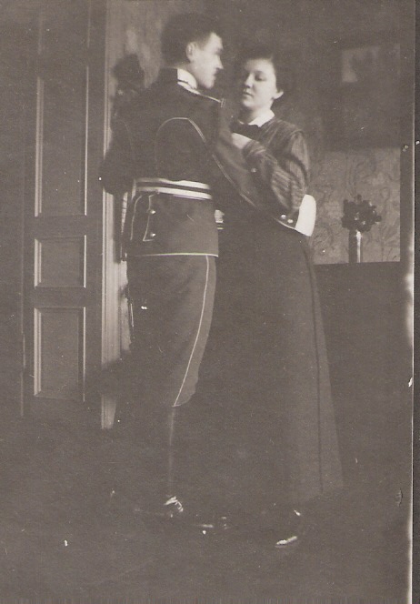 Jāzeps 1911. gadā, parādes tērpā dejojot ar māsu Līnu
