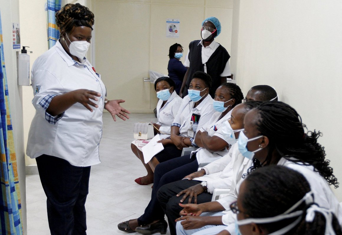 Kenijā medicīnas darbinieki gatavojas saņemt vakcīnu pret Covid-19