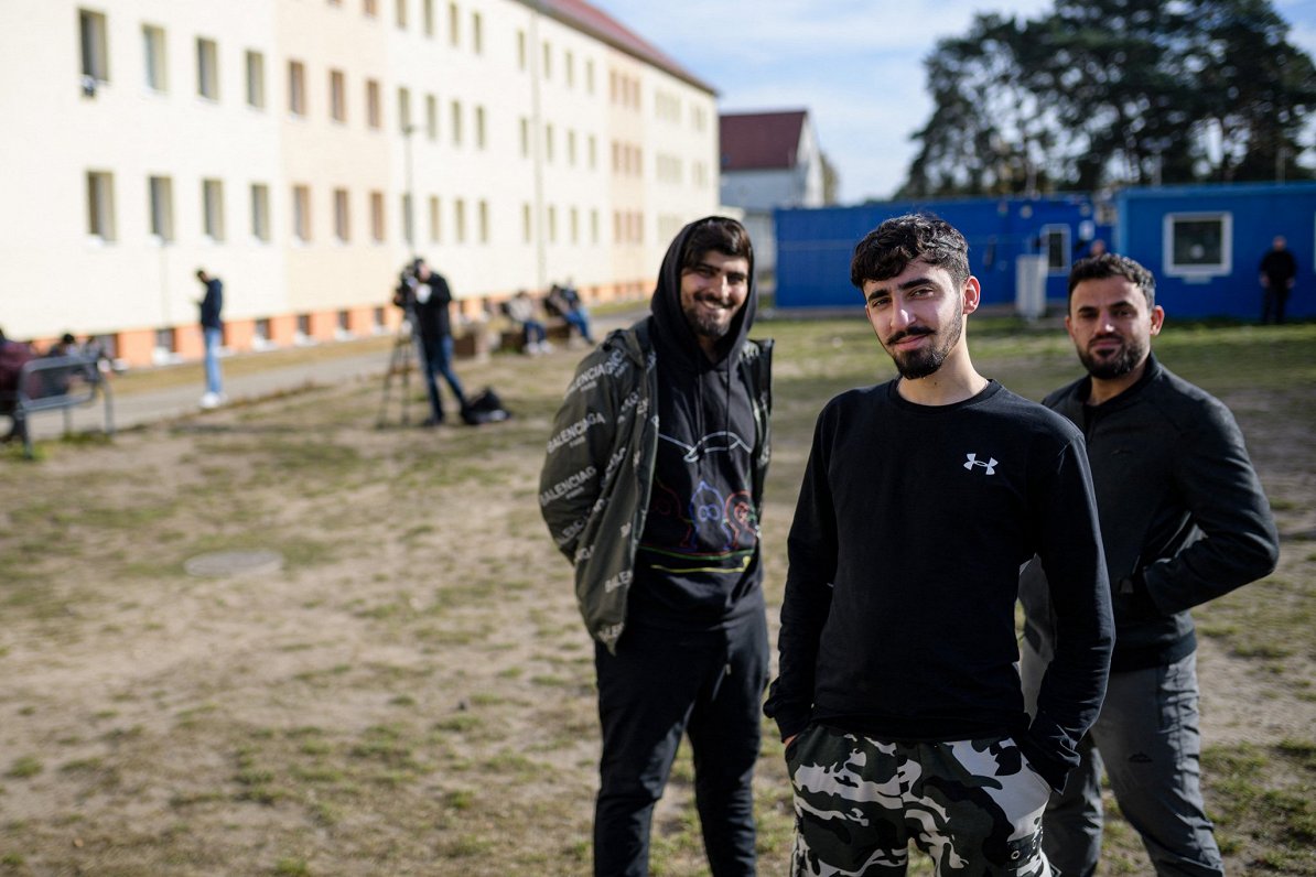 Migranti patvēruma meklētāju nometnē Vācijā