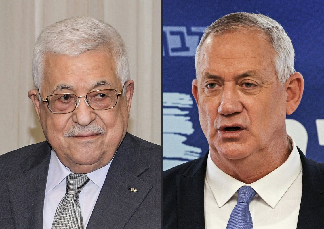 Palestīniešu prezidents Mahmūds Abāss (no kreisās) Izraēlā ticies ar Izraēlas aizsardzības ministru...