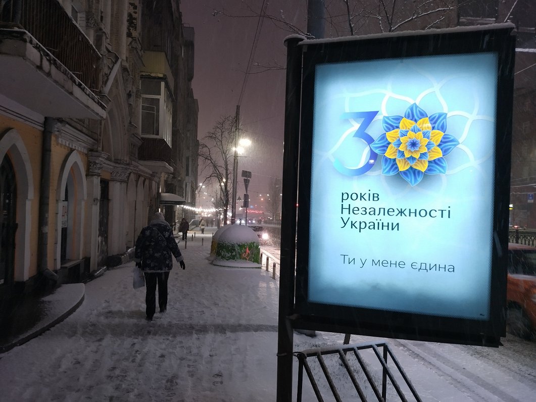 Kijevas ielās plakāts ar saukli &quot;30 gadu Ukrainas neatkarībai. Tu man esi viena&quot;