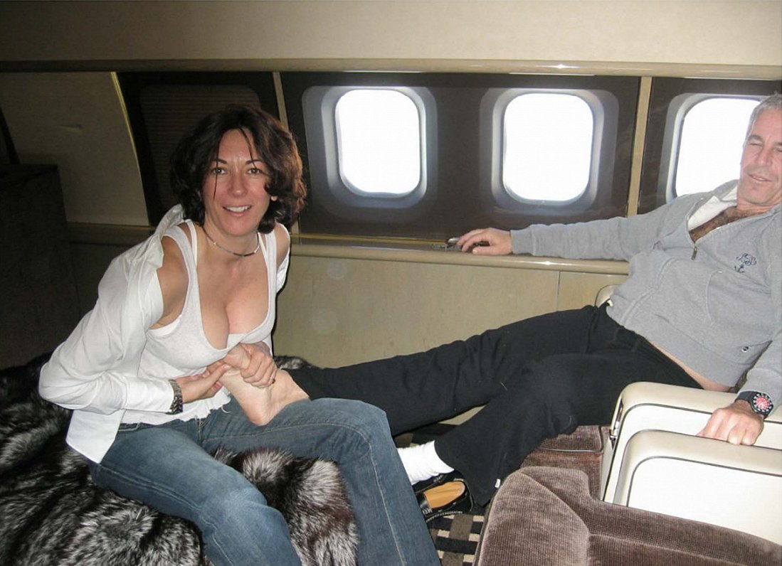 Gīleina Maksvela ar Džefriju Epstīnu viņa privātajā lidmašīnā