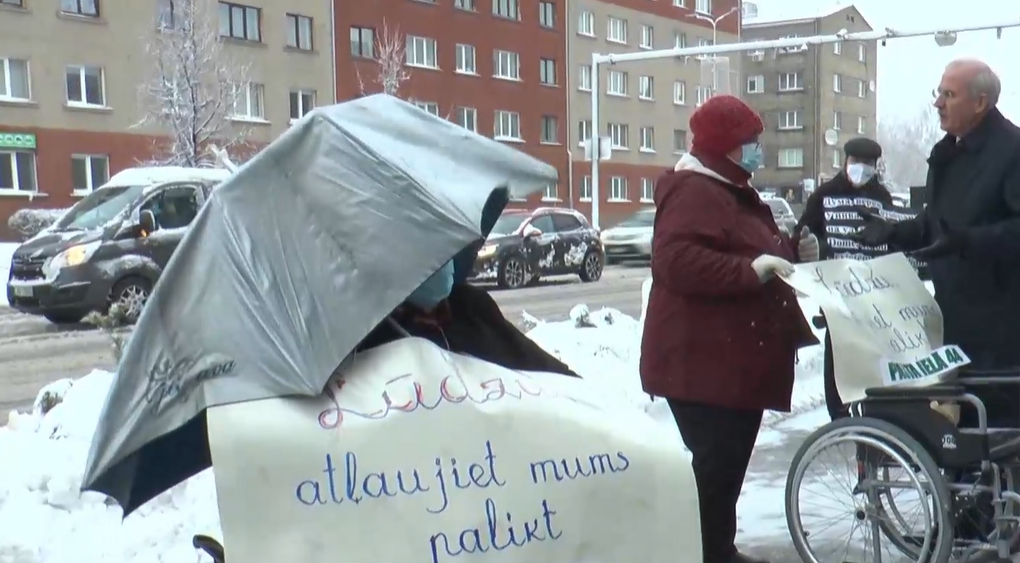 Jelgavā sieviešu ar invaliditāti biedrība piketā aicina neatņemt mājas