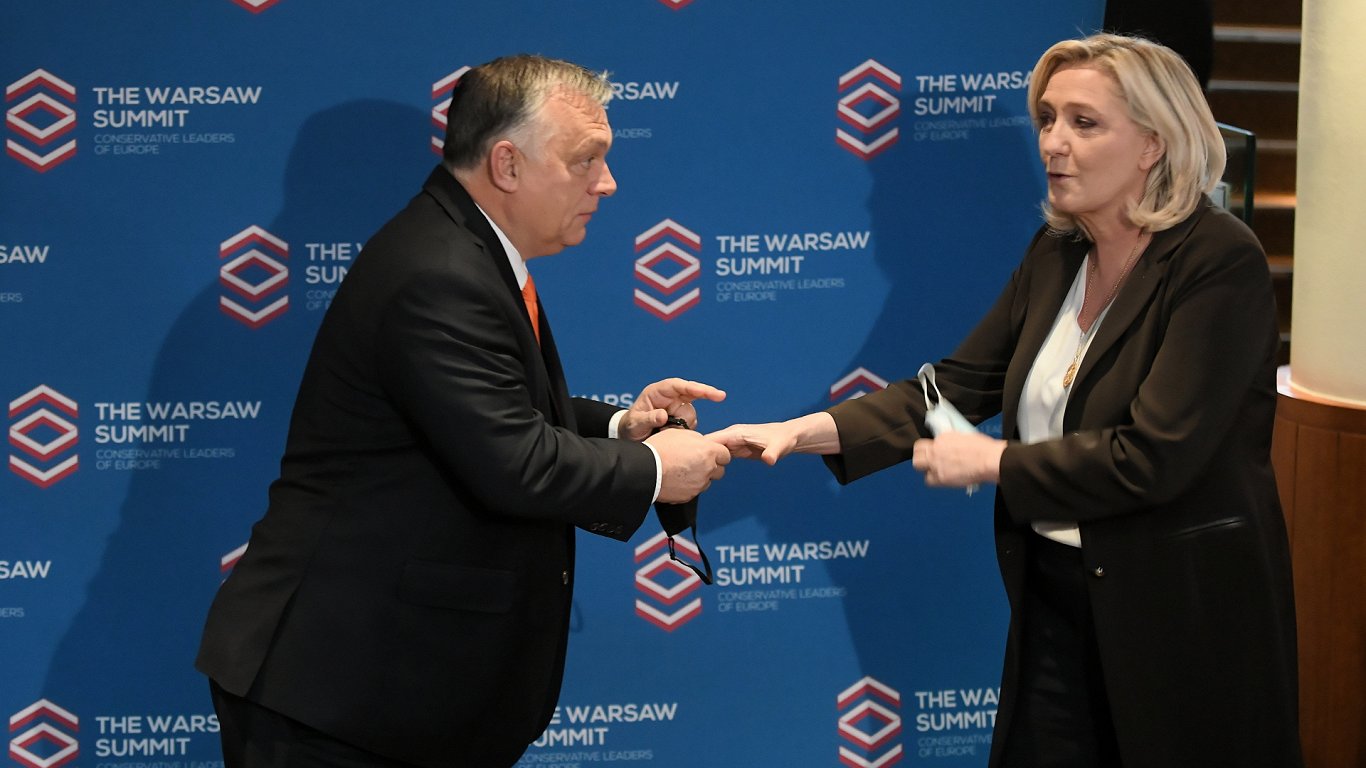 Премьер-министр Венгрии Виктор Орбан и французский политик Марин Ле Пен на саммите консервативных па...