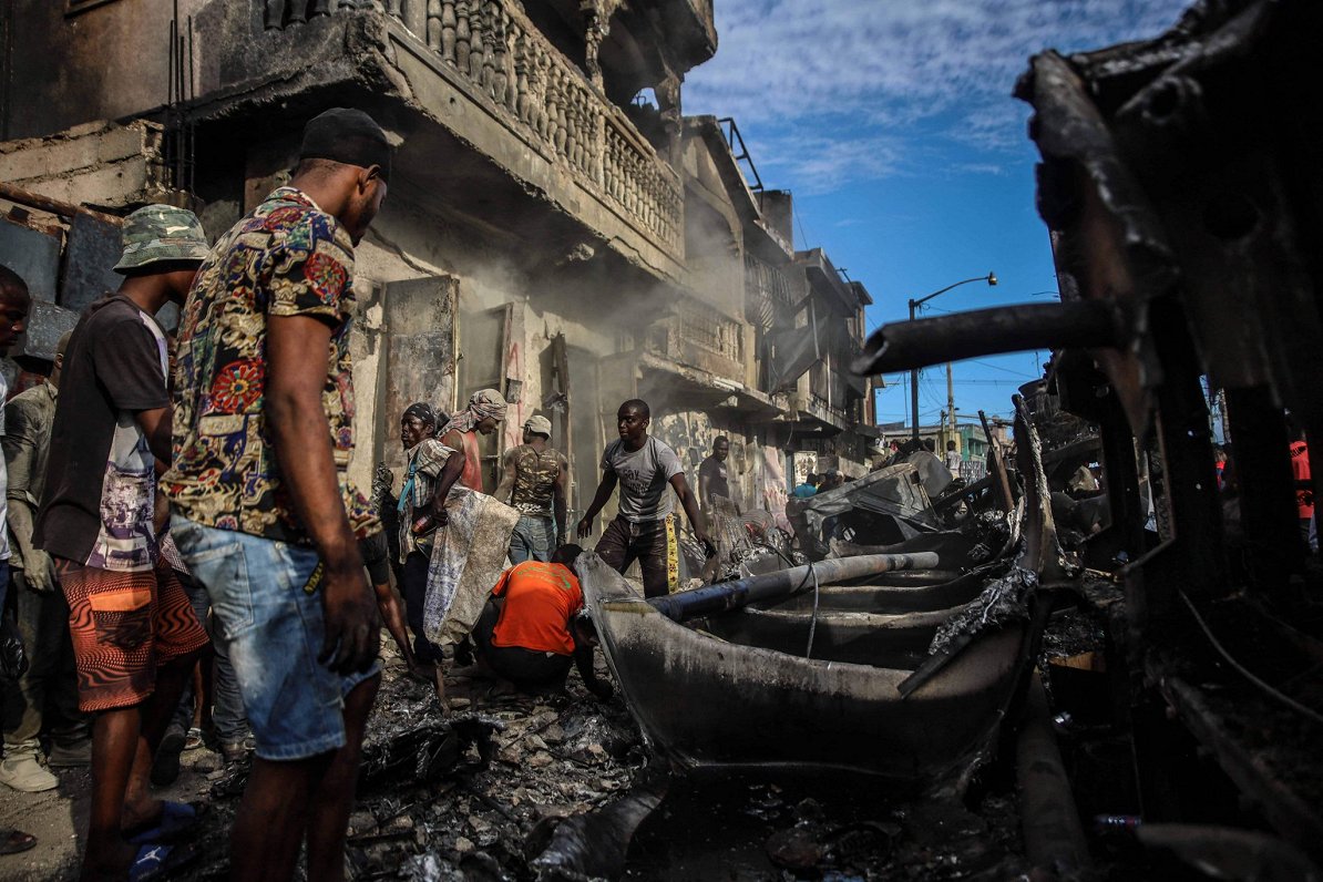 Pēc benzīna autocisternas eksplozijas Haiti pilsētā Kapaitjēnā, 14.12.2021.