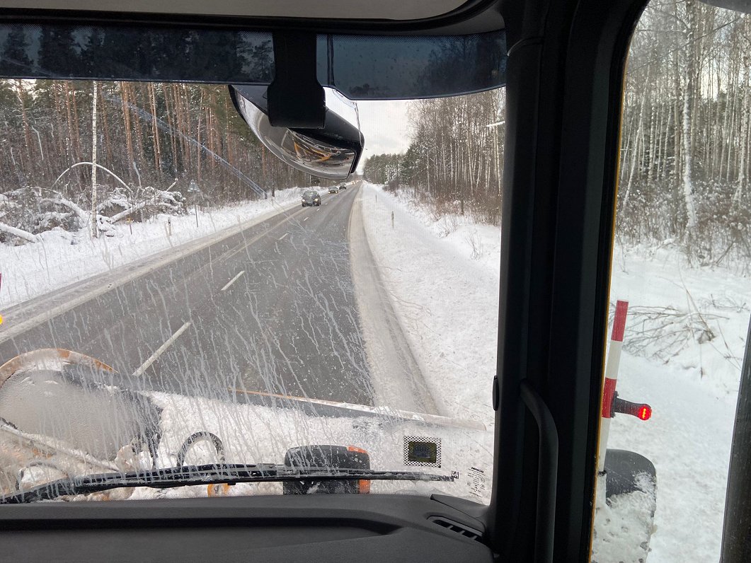 Apgrūtināti braukšanas apstākļi apledojuma un sniega dēļ ir Latvijas austrumos un centrālajā daļā